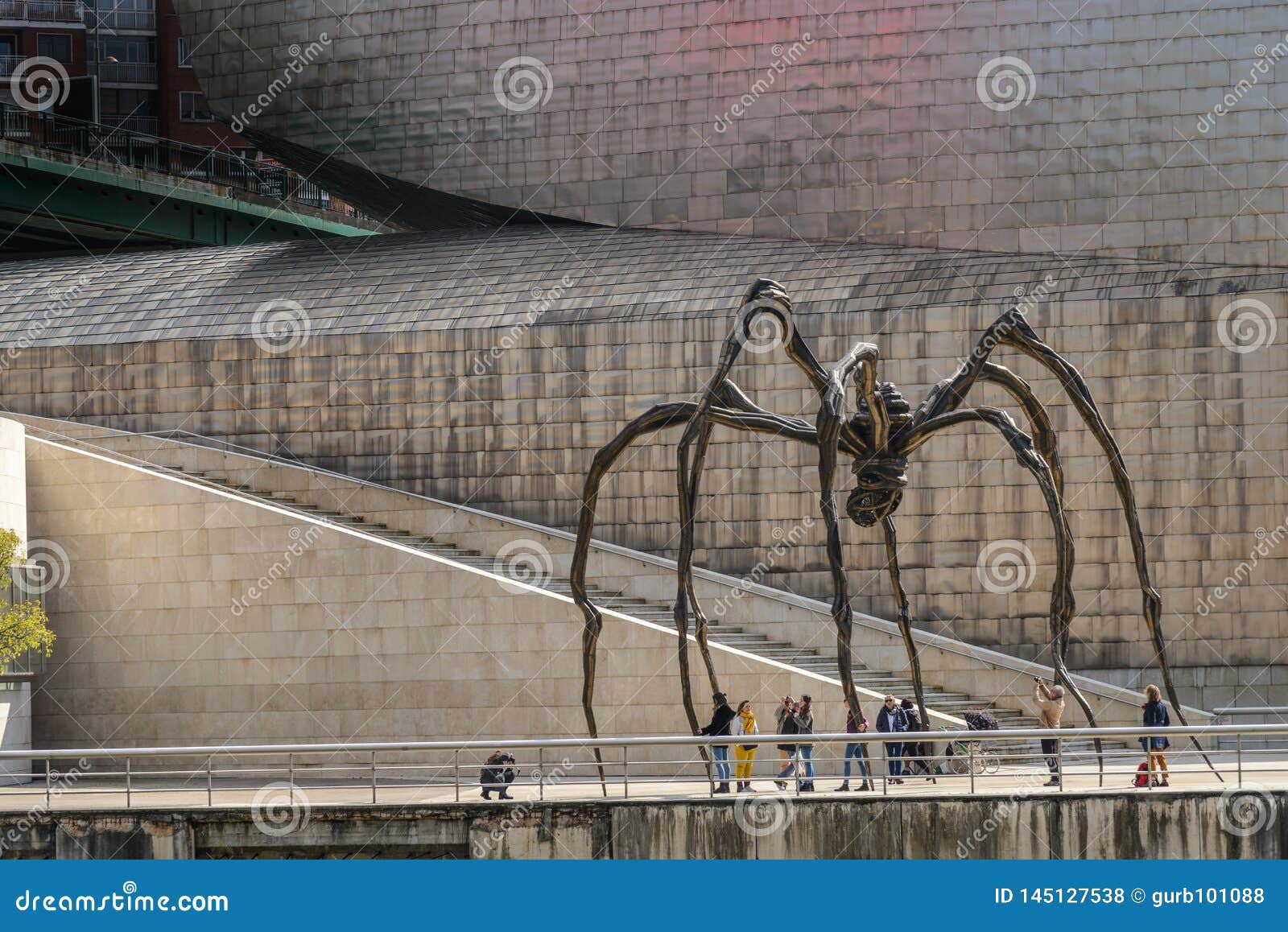 You're 12 scissors tall!  Guggenheim Museum Bilbao