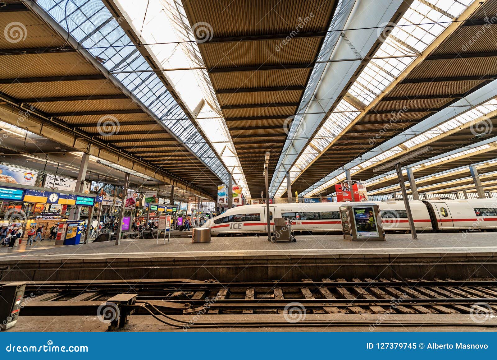 Recuento Viaje Afirmar Munchen Hauptbahnhof - Estación De Tren Central En Munich Imagen editorial  - Imagen de plataforma, baviera: 127379745