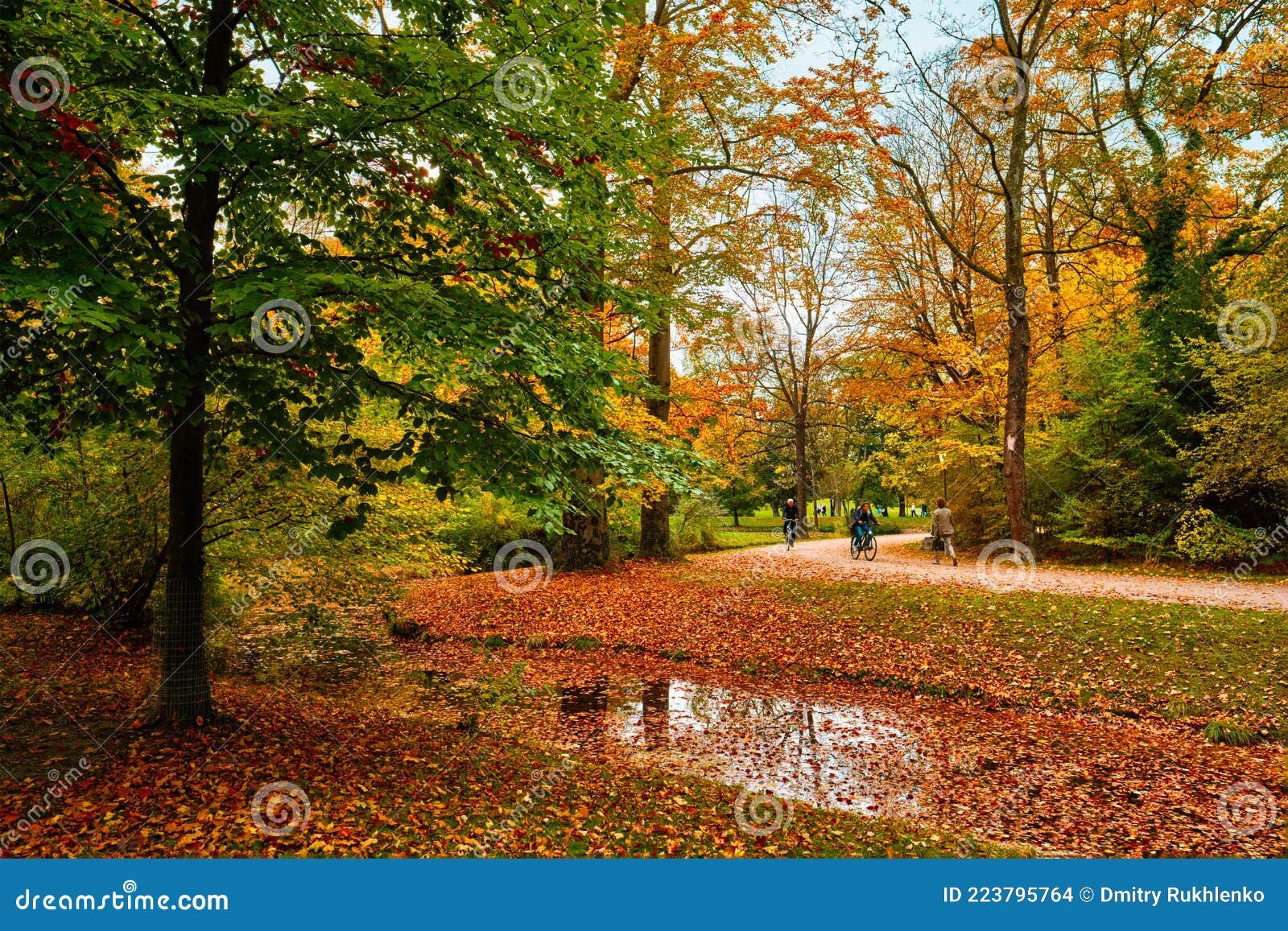 Munich English Garden Englischer Garten Park in Autumn. Munchen ...