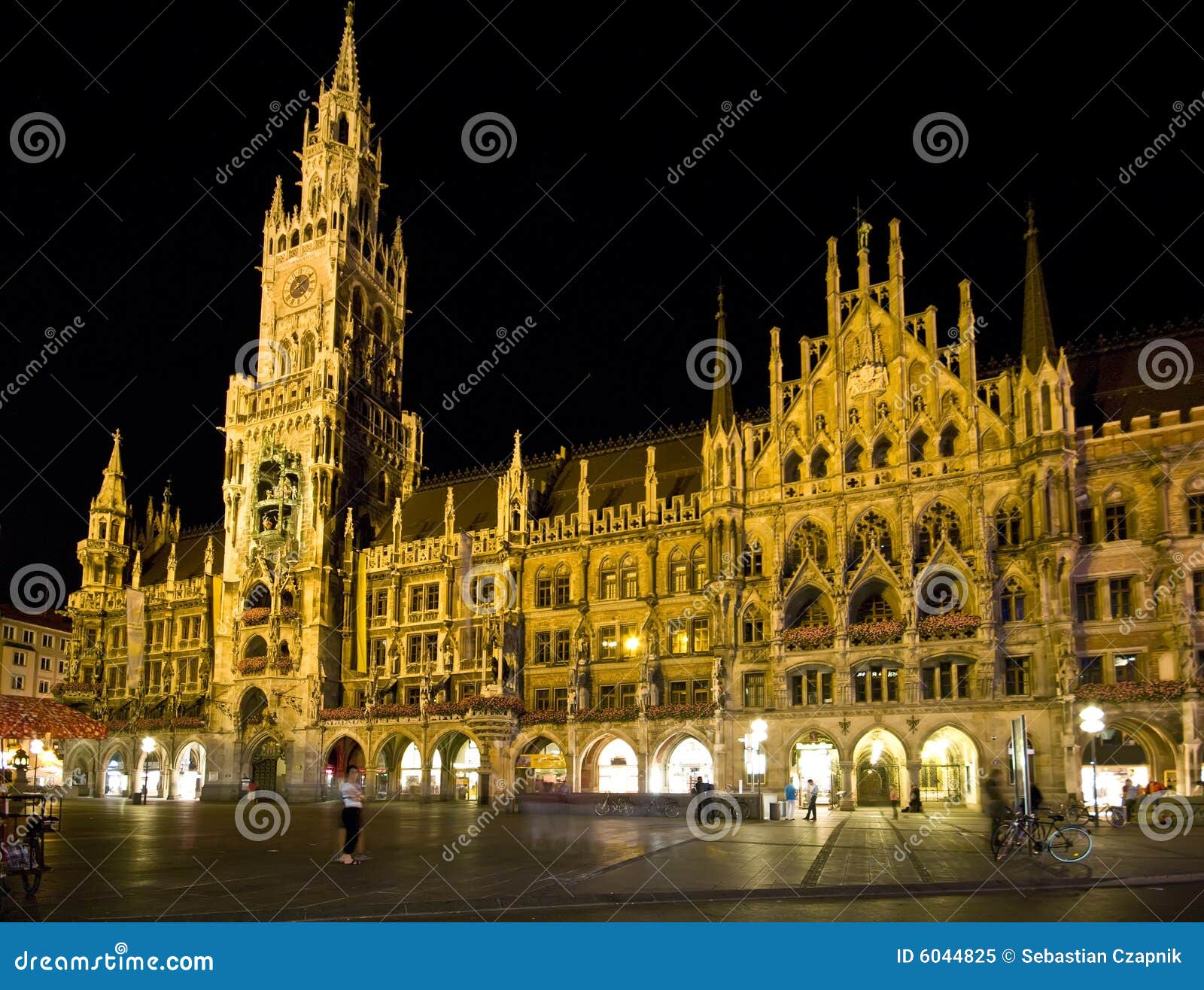 Munich Marienplatz En La Noche. Imagen de archivo Imagen de pasillo