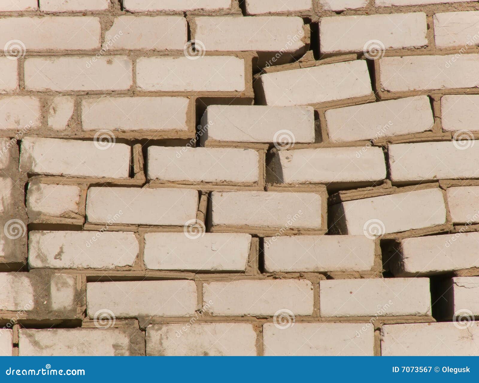 Mur au cours d'étendre la destruction. Fissurez dans un mur d'une brique blanche