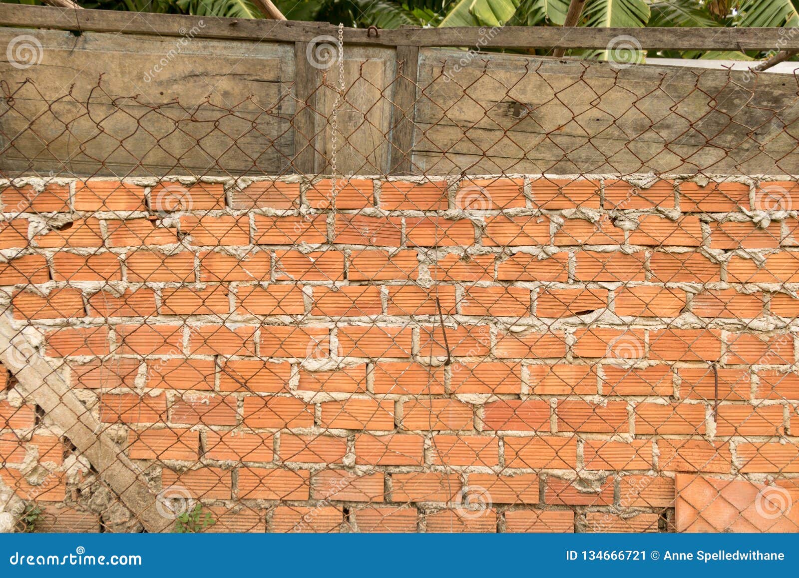 Mur De Briques Rugueux Avec Rusty Wire Fence Et Vieille