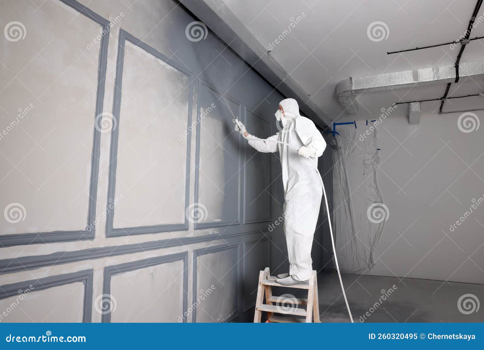 Mur De Teinture Décorateur En Gris Avec Peinture Aérosol à L'intérieur Vue  Arrière Image stock - Image du fond, masculin: 261646723