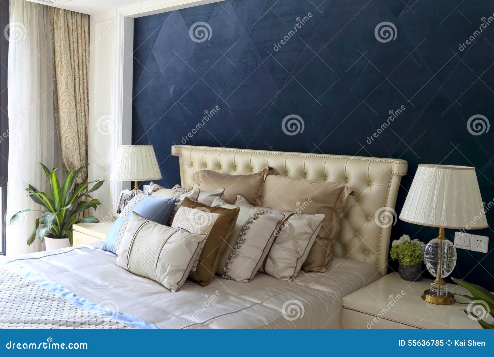 Mur rideau bleu de diamant de la chambre à coucher photo stock ...