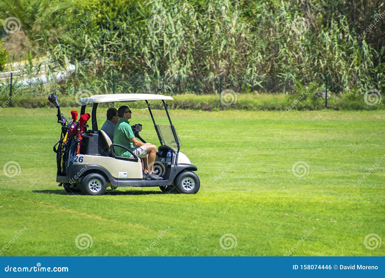 Murcia Spanien 25 August 2019 Sportler Der Auf Dem Golfplatz Einen Golfwagen Fahrt Redaktionelles Foto Bild Von Spiel Mann 158074446