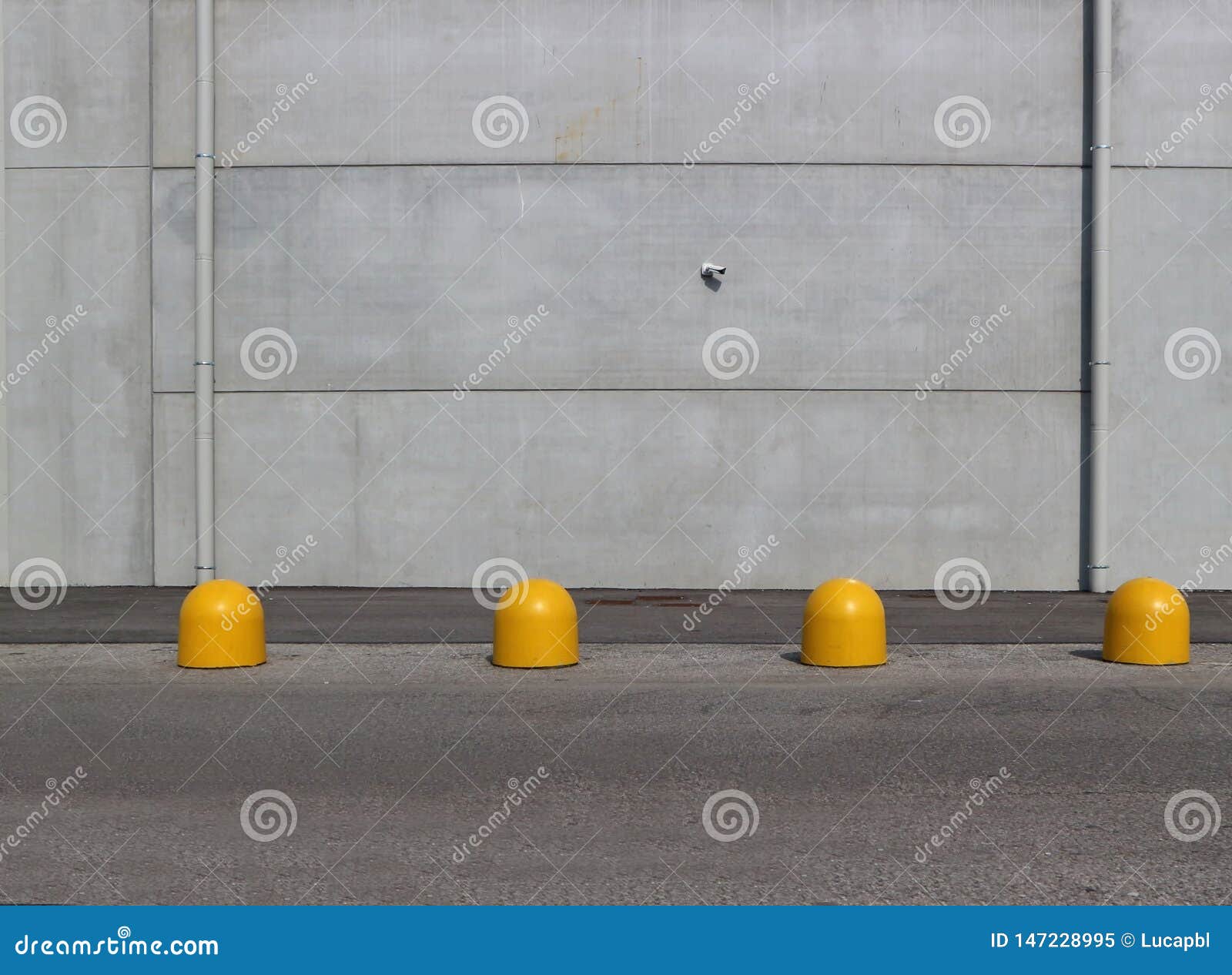 Postes de amarração retangulares de concreto na rua perto do