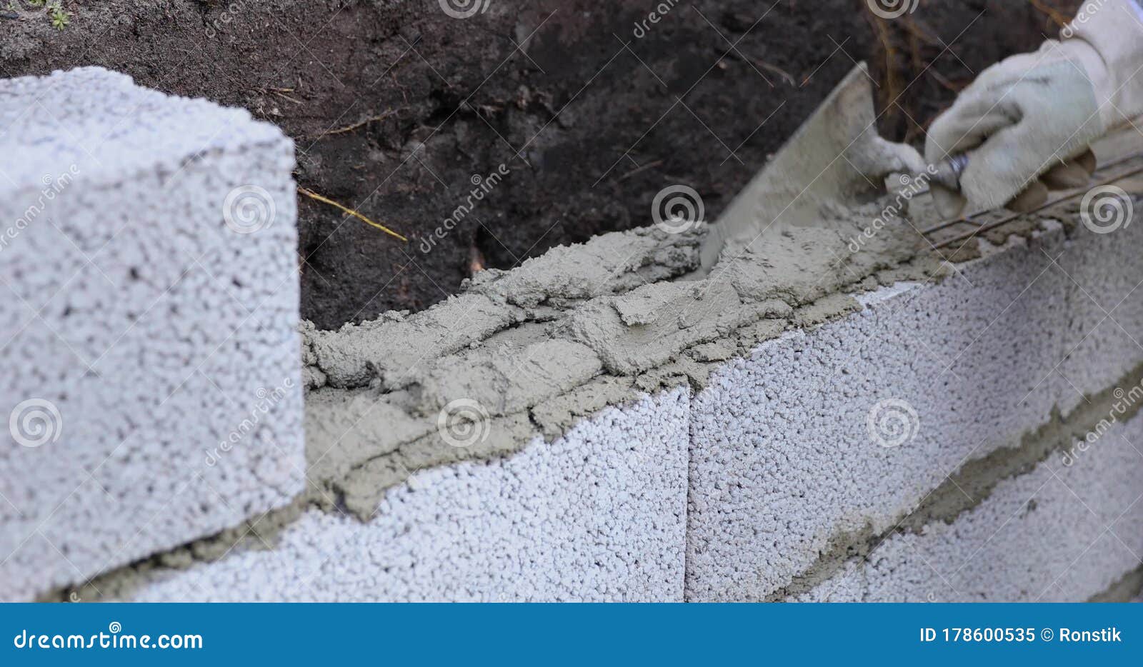 Muro De Pedra Calcária De Grandes Pedras Granitas. Uma Parede De Pedras  Fixada Com Argamassa De Cimento. Imagem de Stock - Imagem de cobblestona,  sujo: 218194613