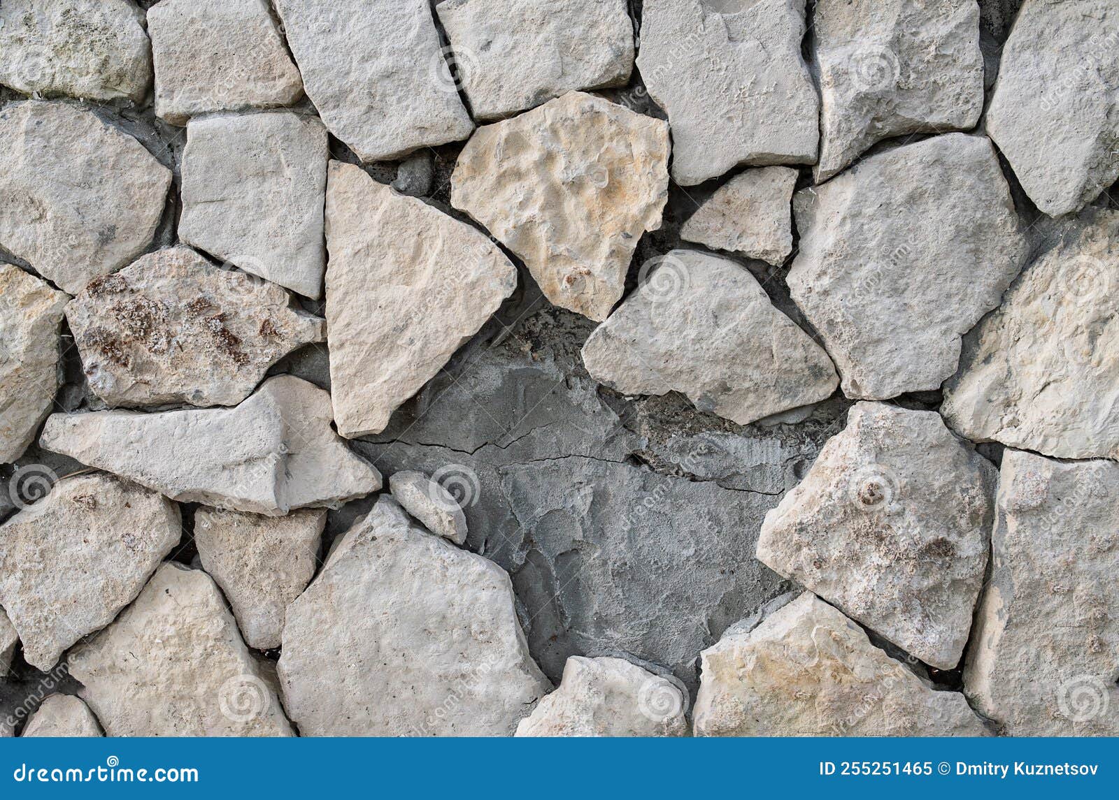 Muro De Pedra Calcária Cimentada Em Bruto. Com Um Fosso De Onde Caiu Uma  Pedra Imagem de Stock - Imagem de pavimentado, cascalho: 255251465