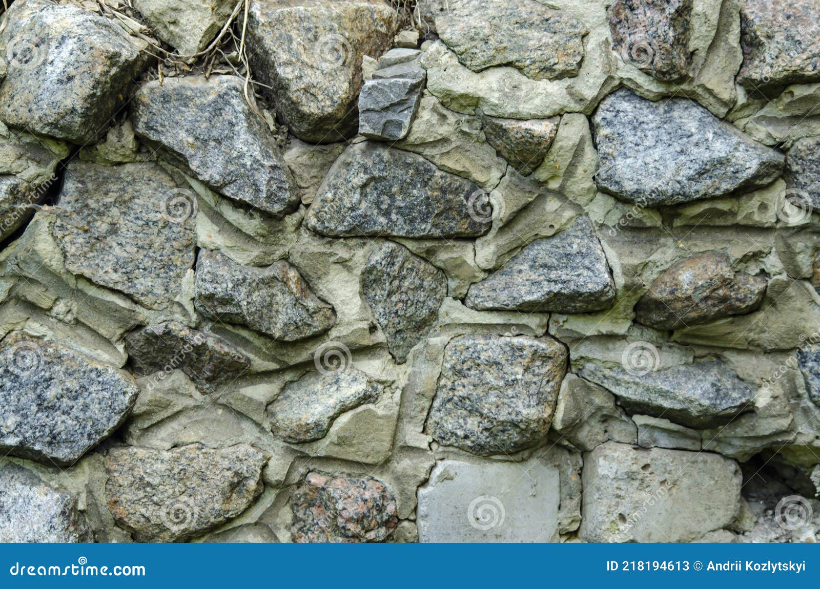 Muro De Pedra Calcária Cimentada Em Bruto. Com Um Fosso De Onde Caiu Uma  Pedra Imagem de Stock - Imagem de pavimentado, cascalho: 255251465