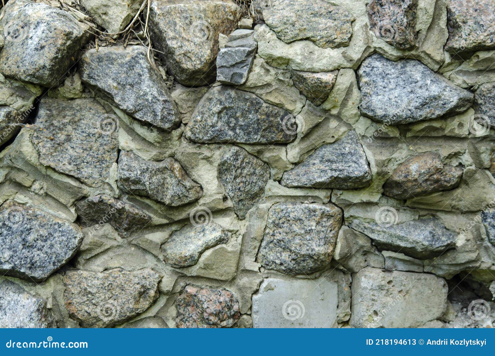 Muro De Pedra Calcária De Grandes Pedras Granitas. Uma Parede De Pedras  Fixada Com Argamassa De Cimento. Imagem de Stock - Imagem de cobblestona,  sujo: 218194613