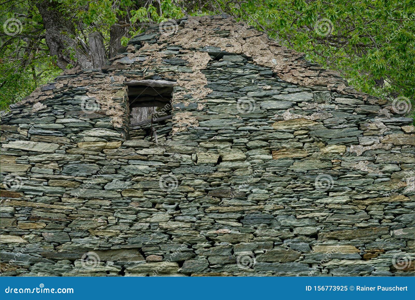 Muro De Pedra Natural De Uma Casa Mórbida Num Jardim Imagem de Stock -  Imagem de bloco, macro: 156773925