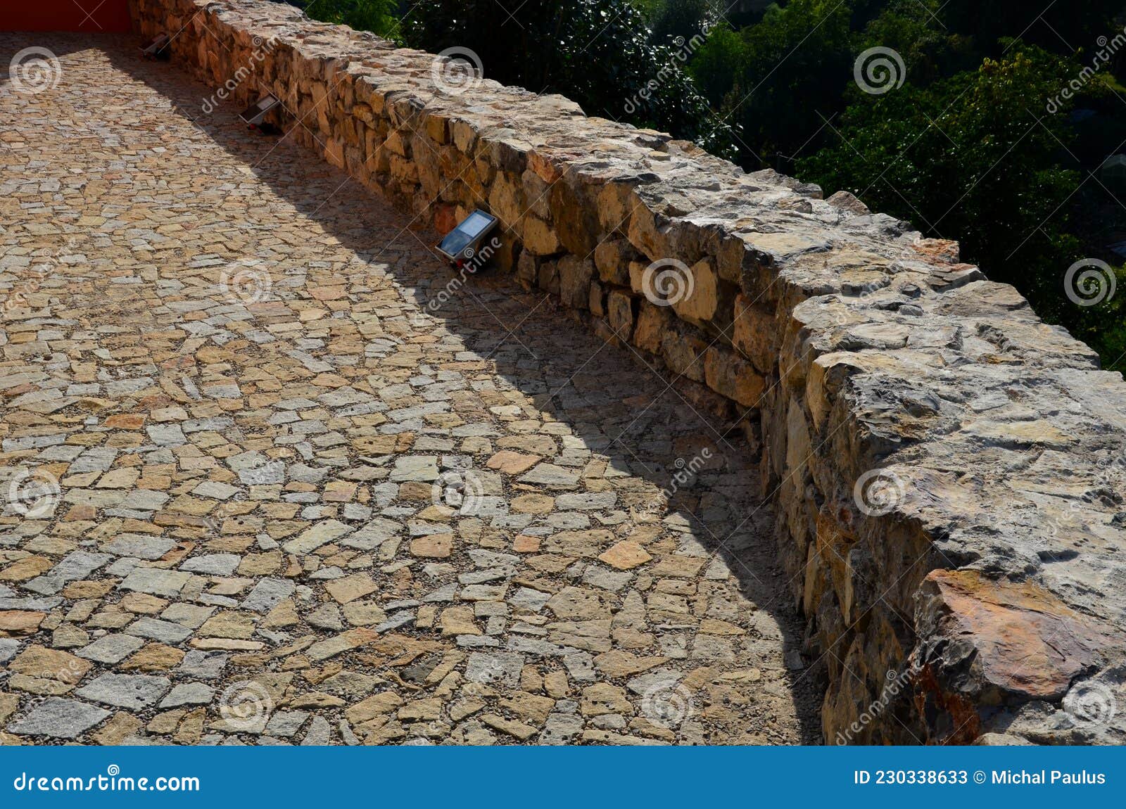 Muro De Retenção De Pedra Dura, Belamente Dobrado, Unido Com Argamassa De  Cimento. Pedra Calcária Amarela-amarela-acastanhada. Pos Imagem de Stock -  Imagem de elegante, juntado: 230338633