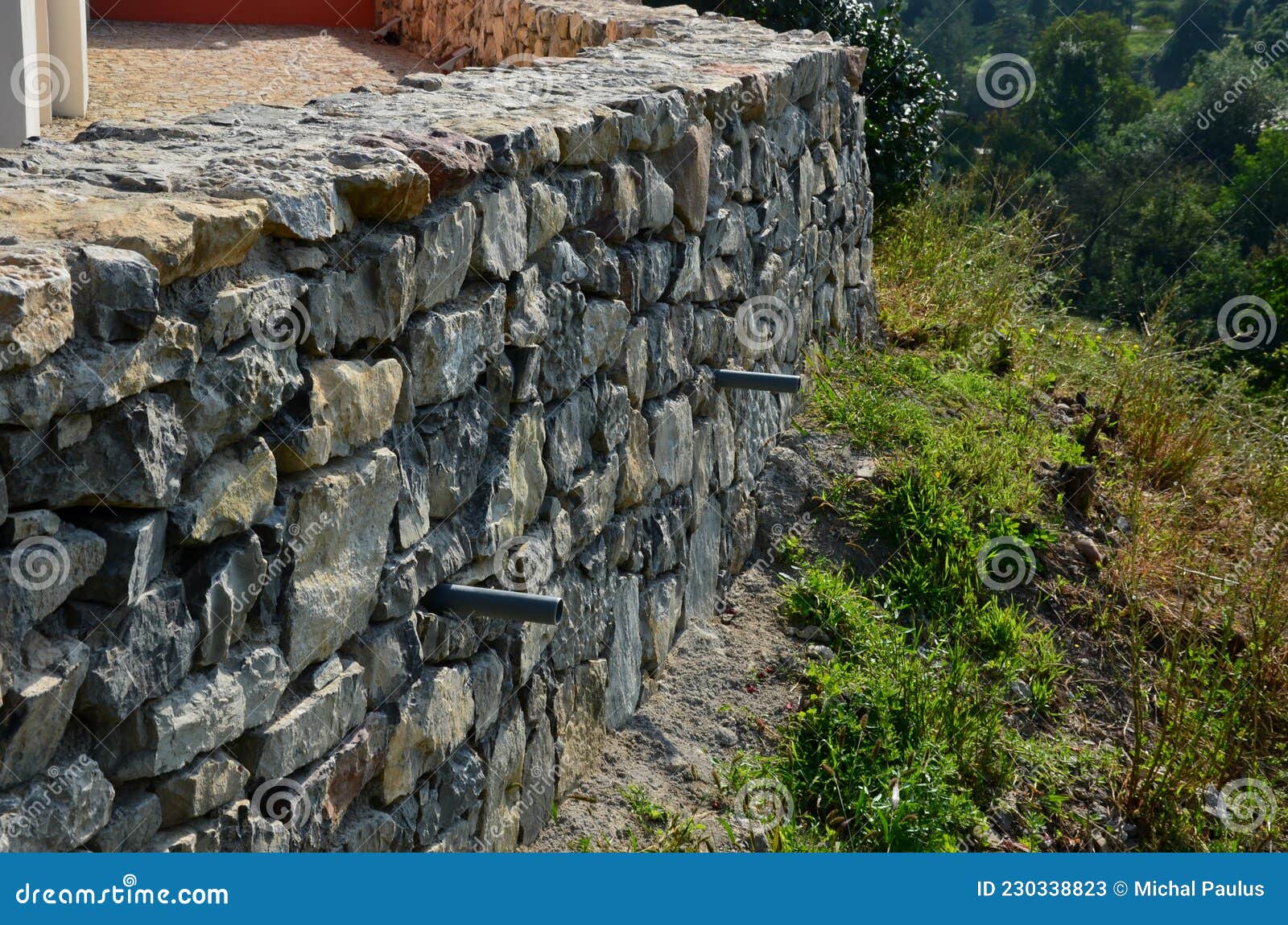 Muro De Retenção De Pedra Dura, Belamente Dobrado, Unido Com Argamassa De  Cimento. Pedra Calcária Amarela-amarela-acastanhada. Pos Imagem de Stock -  Imagem de tijolo, elevado: 230338823