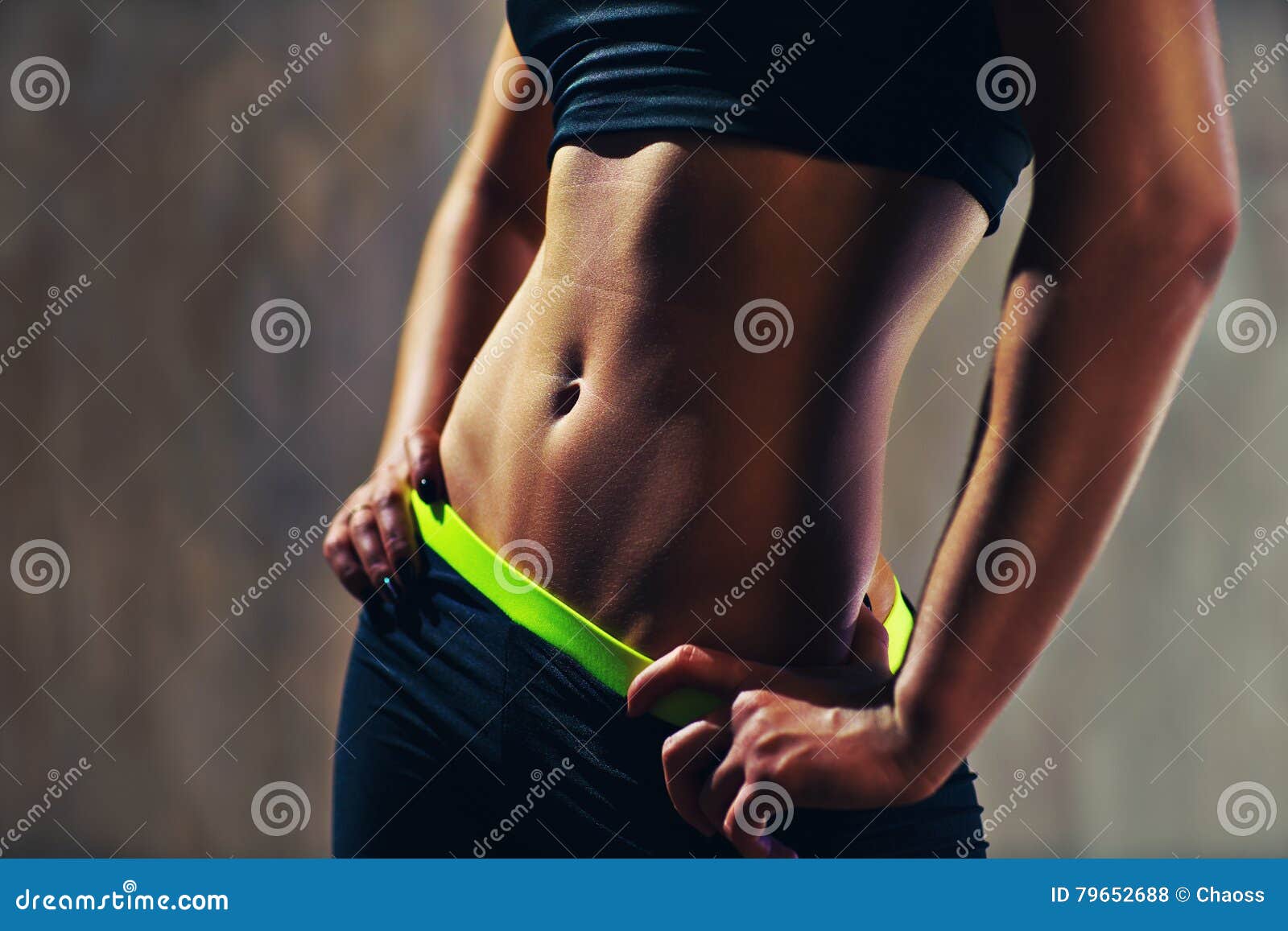 Muscles Abdominaux Sexy De Femme Photo stock - Image du jeune