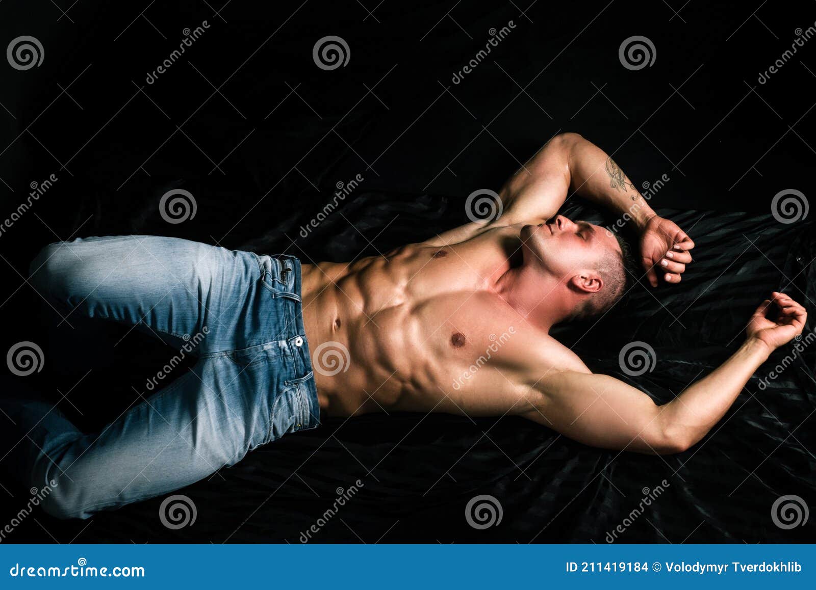 Musculaire Mâle Torse Nu Abs. Homme étendu Sur Le Lit. Mec Sexy Dans La  Chambre. Photo stock - Image du attrayant, fierté: 211419184