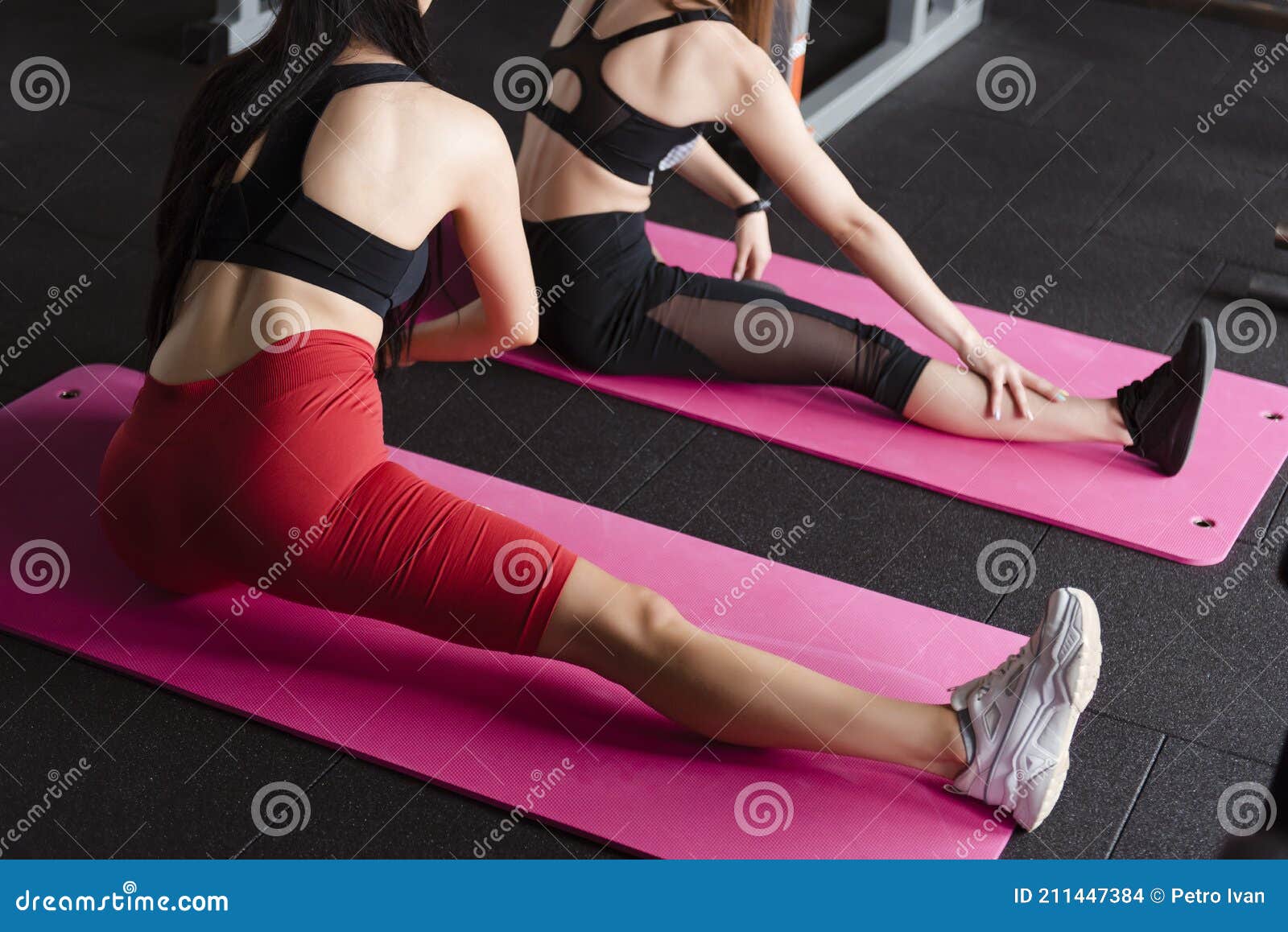 Musculosas Mujeres Calentándose En Esterilla De Yoga En El Gimnasio Foto de  archivo - Imagen de coloque, piernas: 211447384