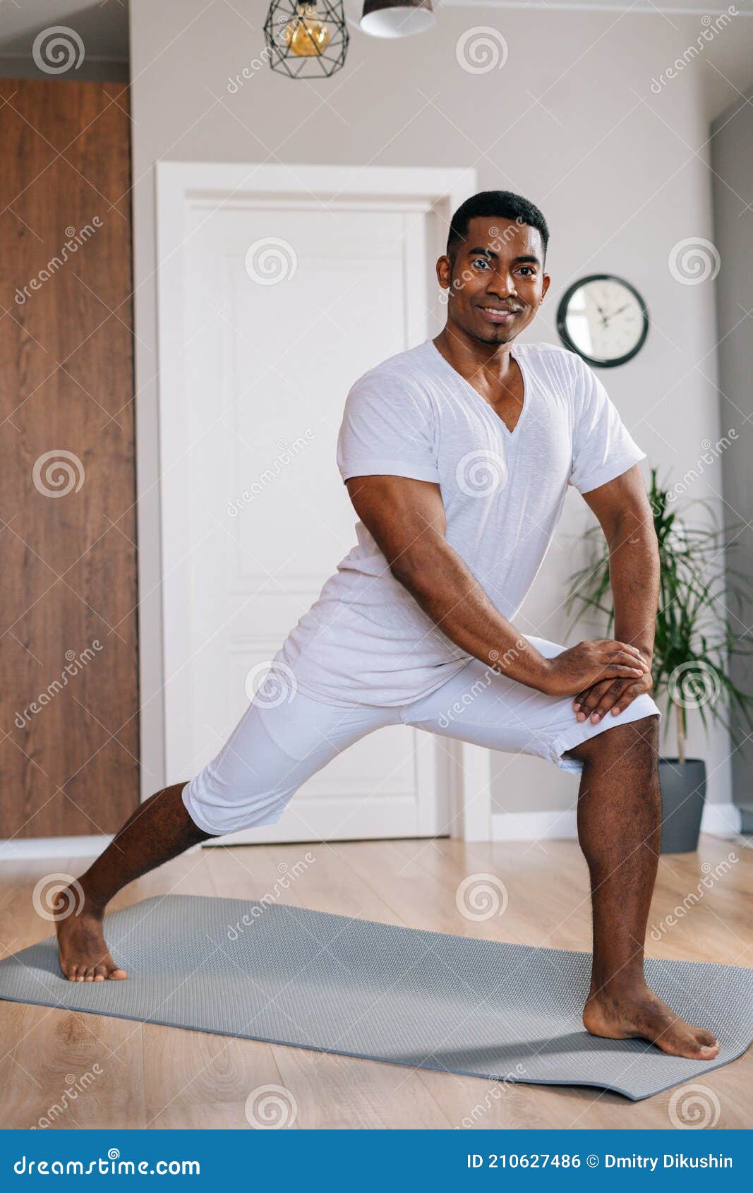Musculoso Afroamericano Fitness Instructor Hacer Ejercicio De Deporte De  Pie En La Esterilla De Yoga Foto de archivo - Imagen de retrato, muscular:  210627486