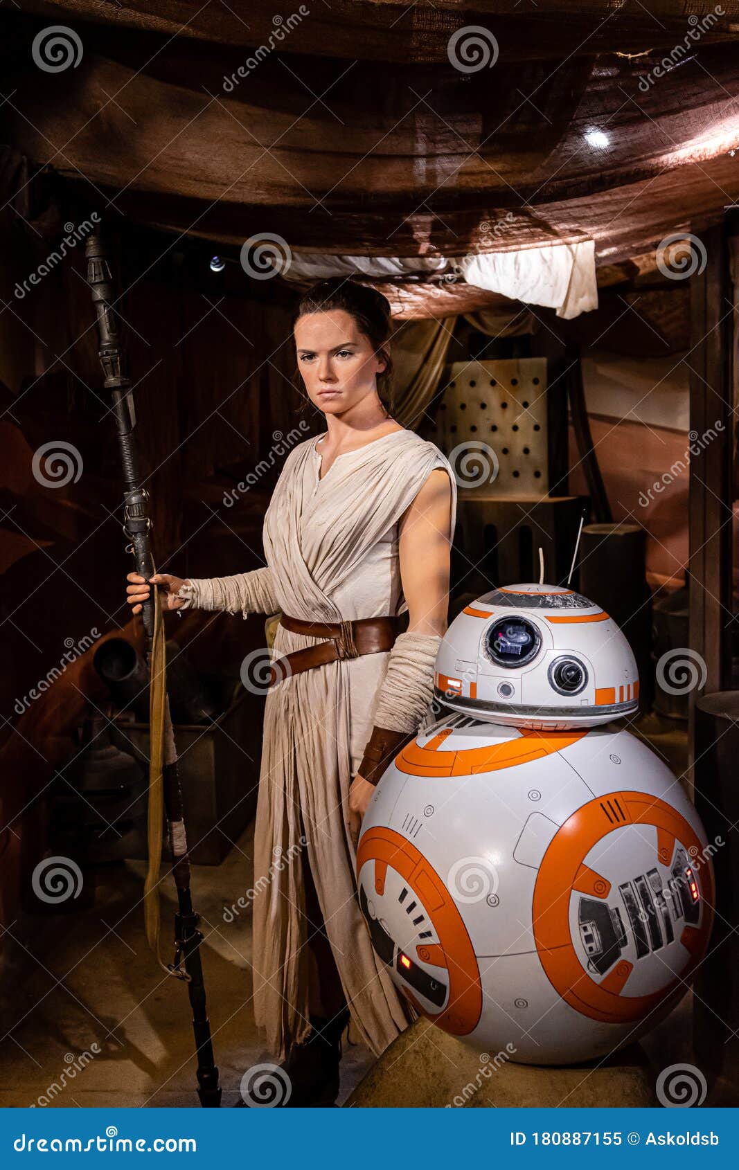 Museo De Cera Madame Tussauds. Daisy Ridley Como Rey De Las Guerras De Las  Estrellas El último Modelo Jedi Realista Imagen editorial - Imagen de  museo, cara: 180887155