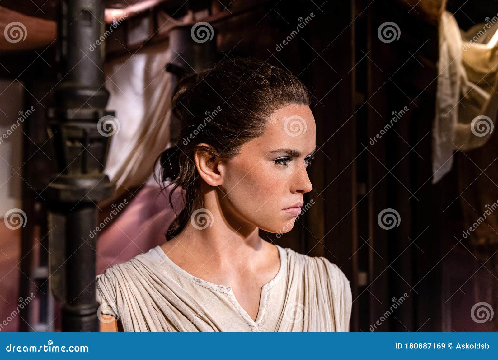 Museo De Cera Madame Tussauds. Daisy Ridley Como Rey De Las Guerras De Las  Estrellas El último Modelo Jedi Realista Imagen de archivo editorial -  Imagen de inglaterra, margarita: 180887169