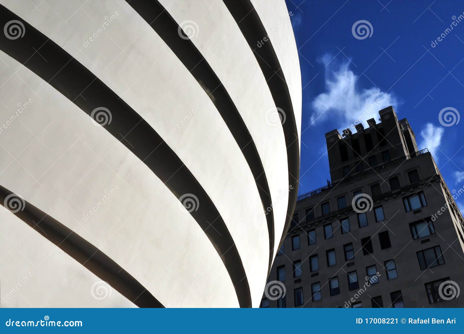 Museu de Guggenheim. MANHATTAN, NEW YORK - OUTUBRO 11: O museu de Solomon R. Guggenheim, é um museu conhecido situado na zona leste superior de Manhattan em New York City outubro em 11, 2009.