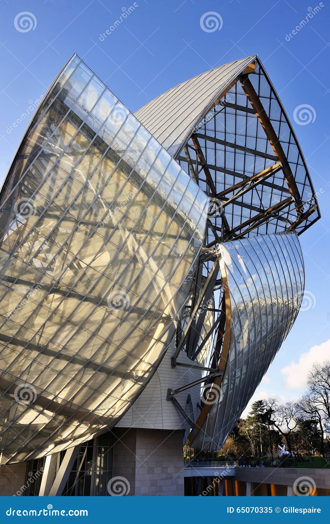 Frank Gehry Disrupts Paris Architecture with the Foundation Louis