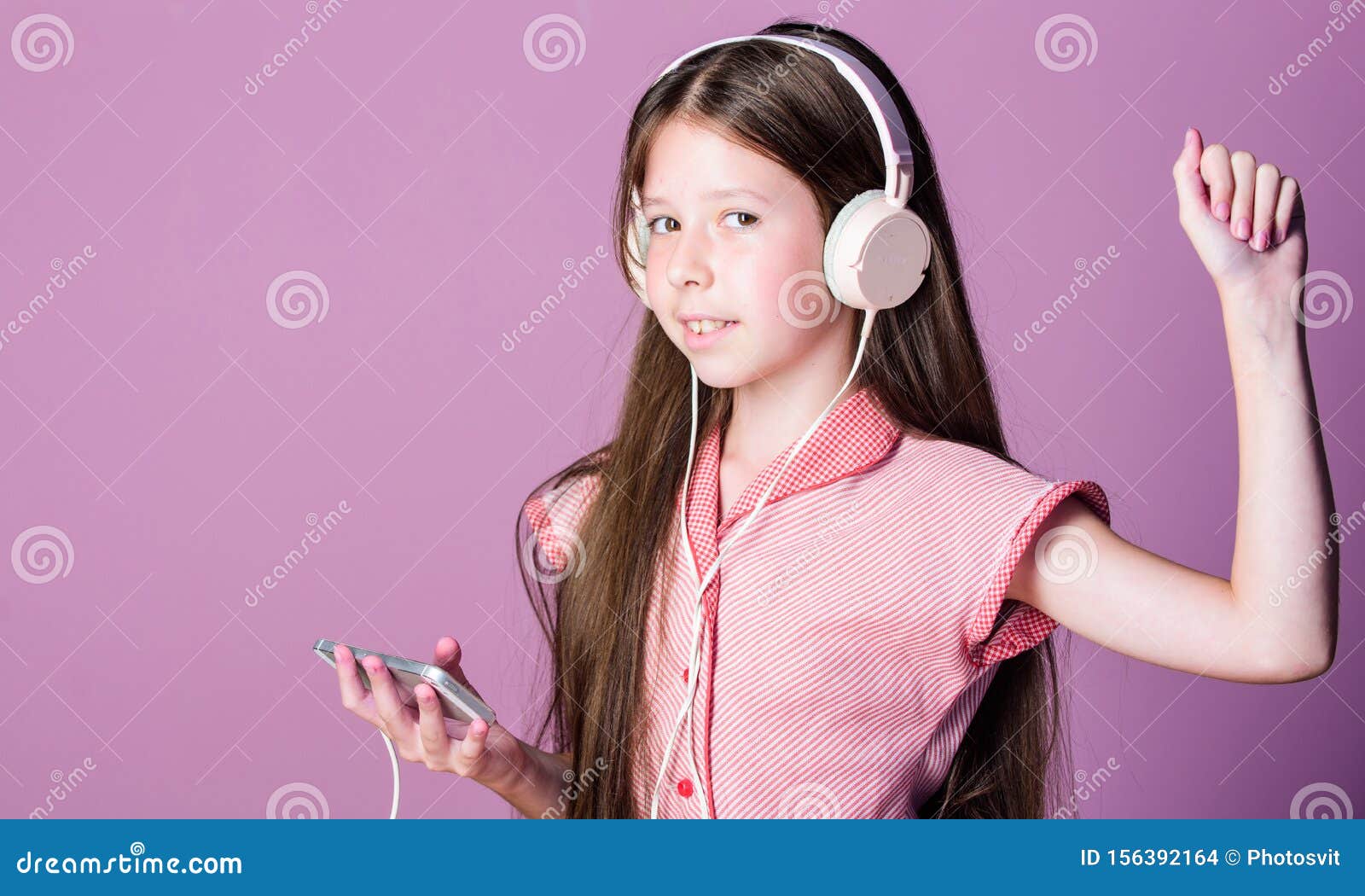 Аудио уроки изучения. Звонок на урок аудио. Описание картины девочка слушает музыку английский язык.