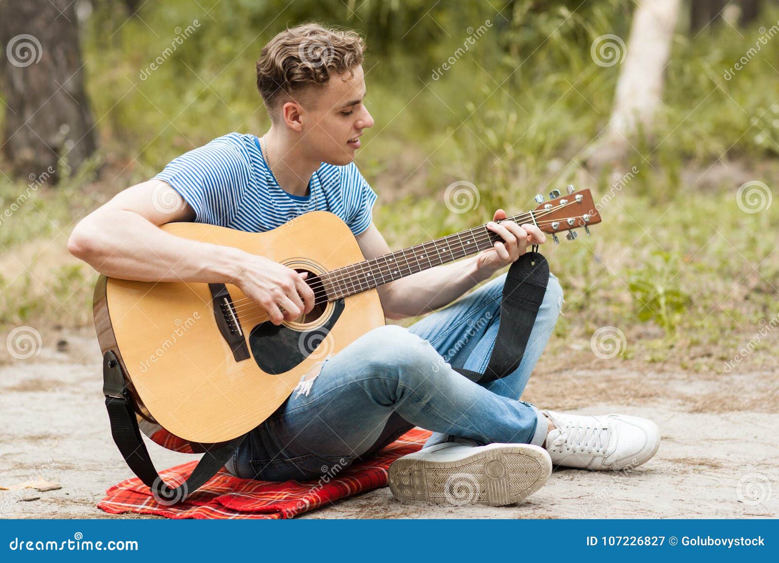 He can the guitar. Человек с гитарой. Парень с гитарой на природе. Человек с электрогитарой. Человек с гитарой в руках.