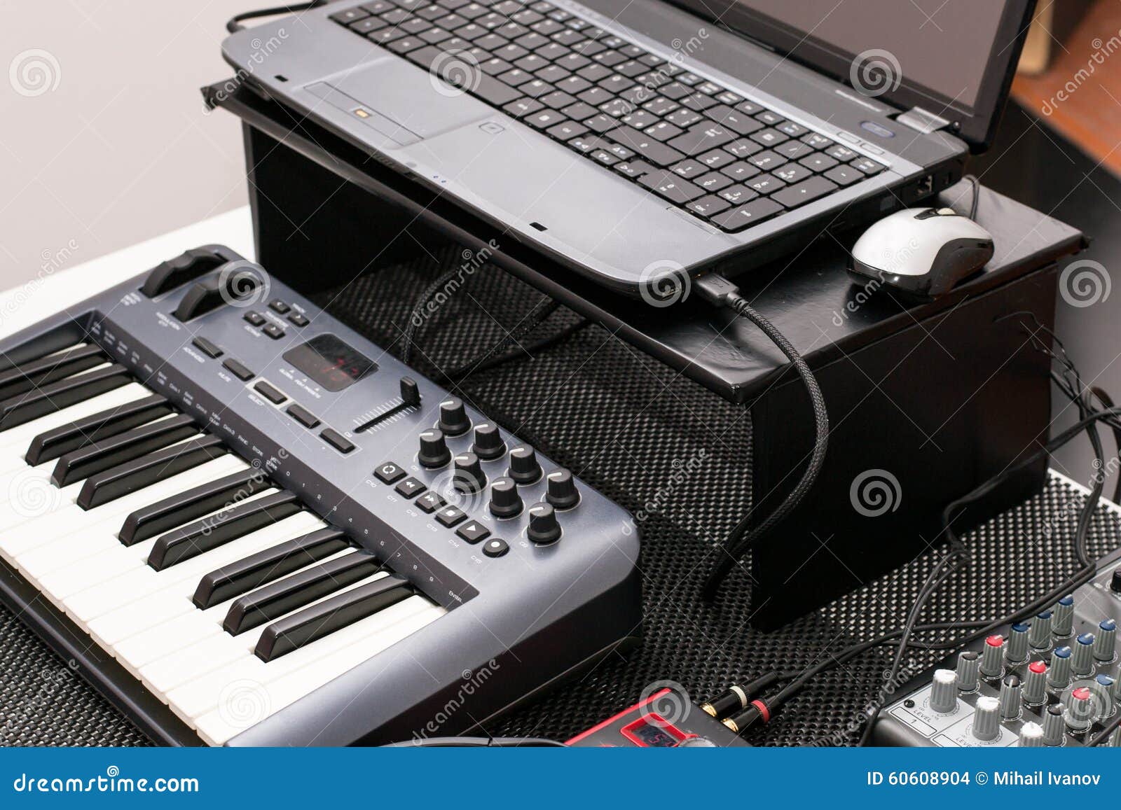 vaak afstand melodie Musical Equipment - Laptop and a Synthesizer Stock Photo - Image of piano,  background: 60608904