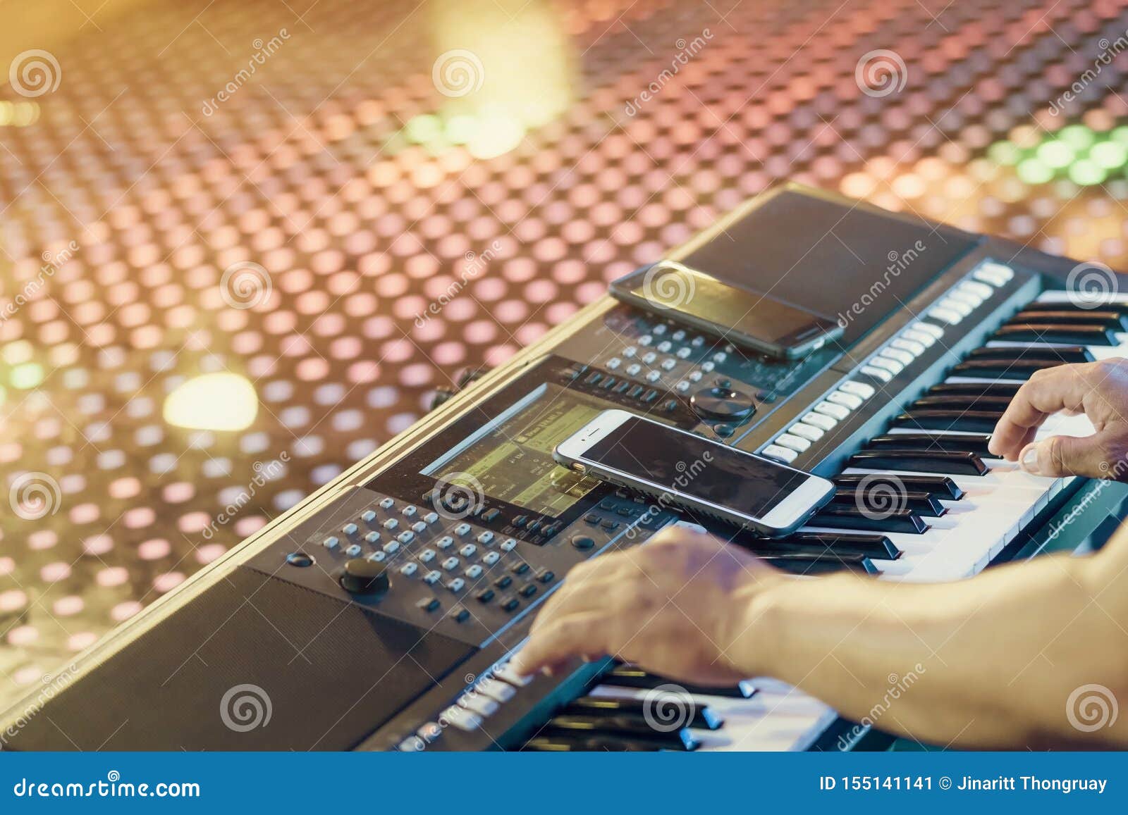 Musician Play Electronic Keyboard Synthesizers by Using Smartphone As Guidelines for Playing on