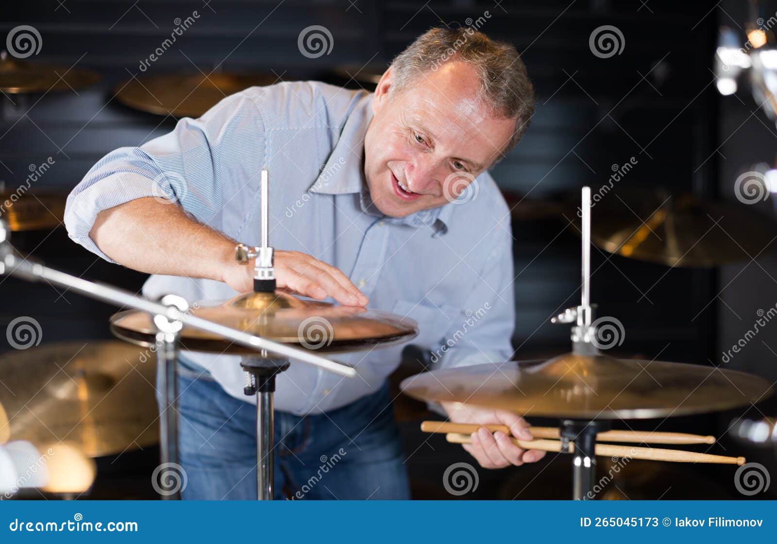 Musicien Mâle Adulte Joue Sur Le Kit De Batterie Moderne Image stock -  Image du gens, mains: 265045173