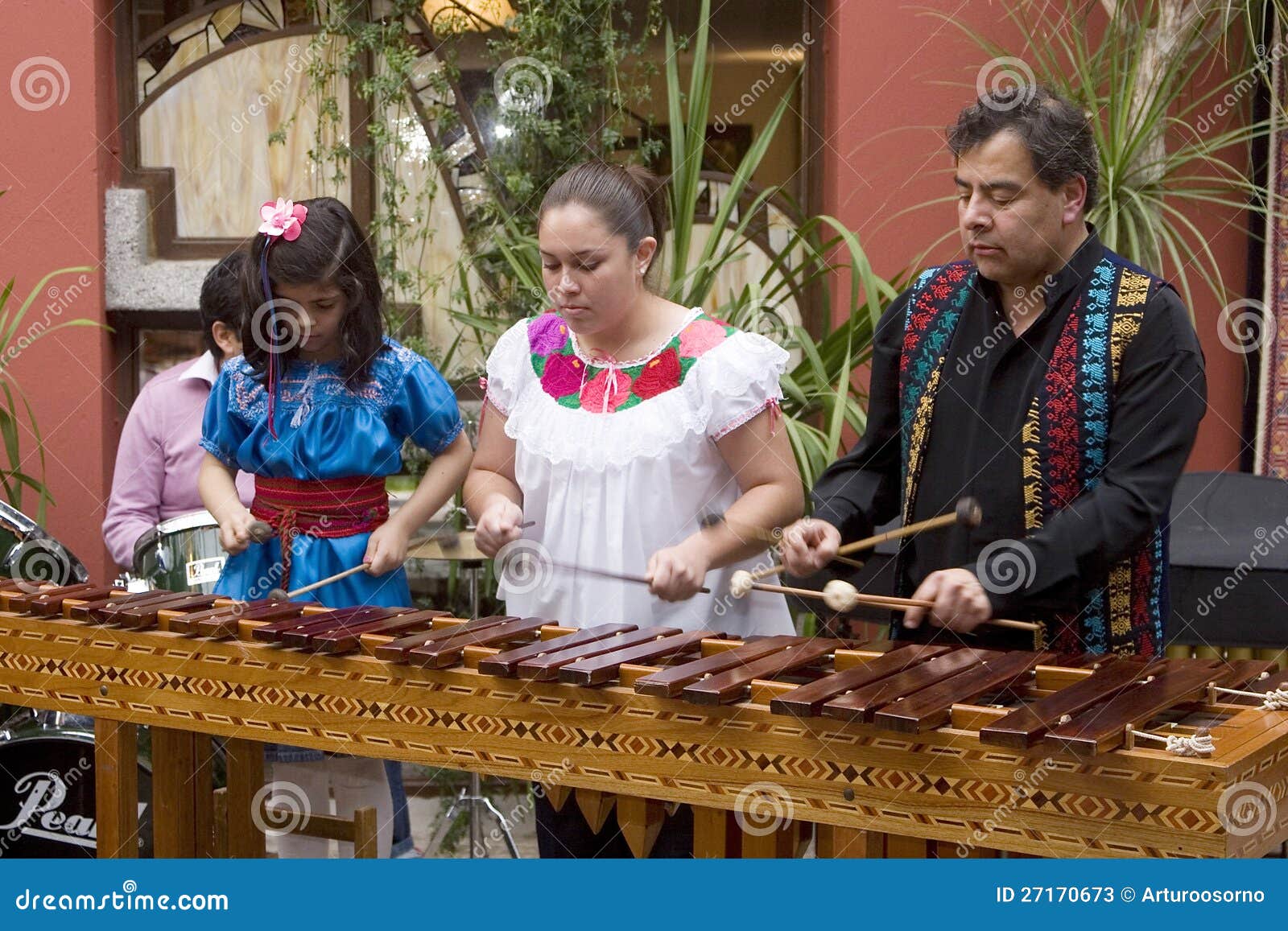 Musiciens Jouant Le Marimba Photo stock éditorial Image du percussion