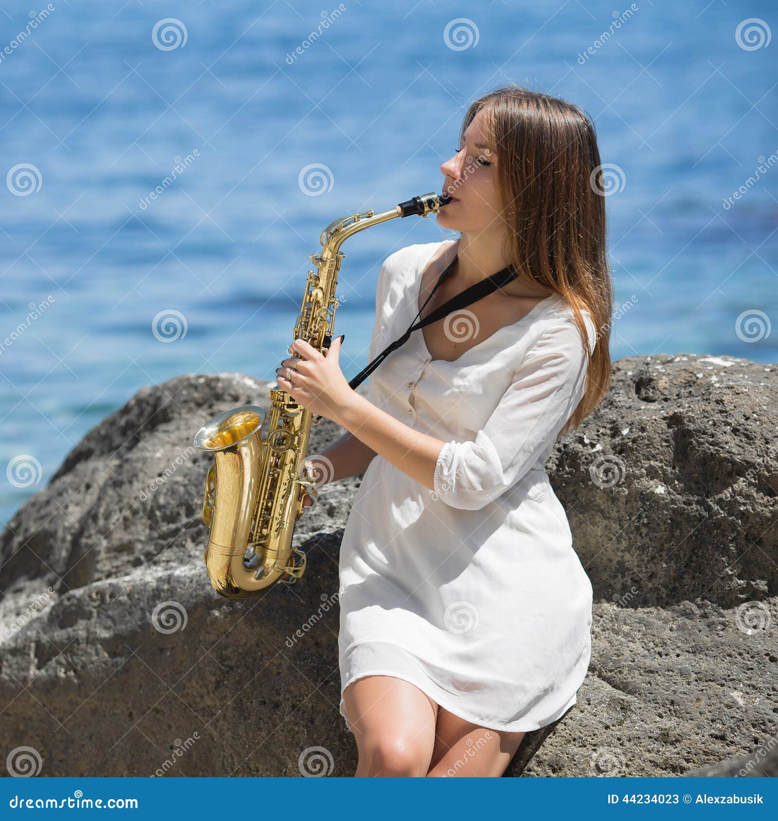 Девушка на саксофоне в студии. Девушка с саксофоном. Девушка с саксофоном на берегу моря. Девушка играет на саксофоне. Саксофонистки море.