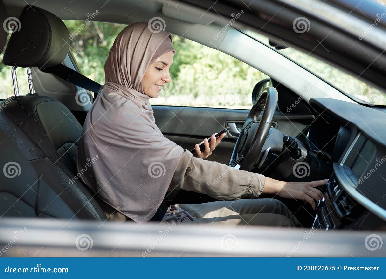 Musik im Auto einschalten stockbild. Bild von auto, reise - 230823675