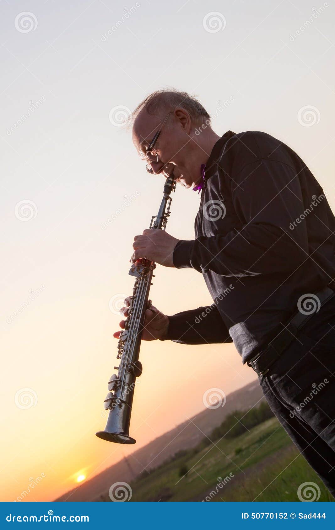 Musiker trumpetare som spelar instrumentet på solnedgången