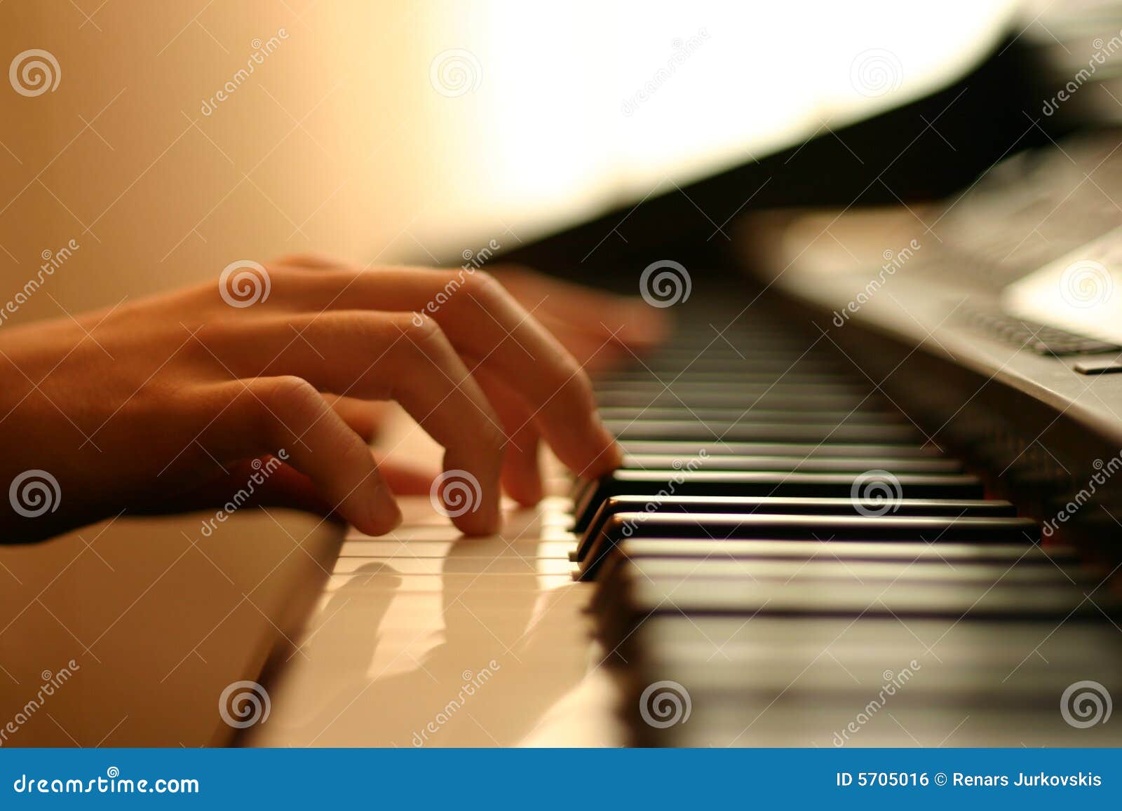 Musique douce de piano photo stock. Image du pratique - 5705016