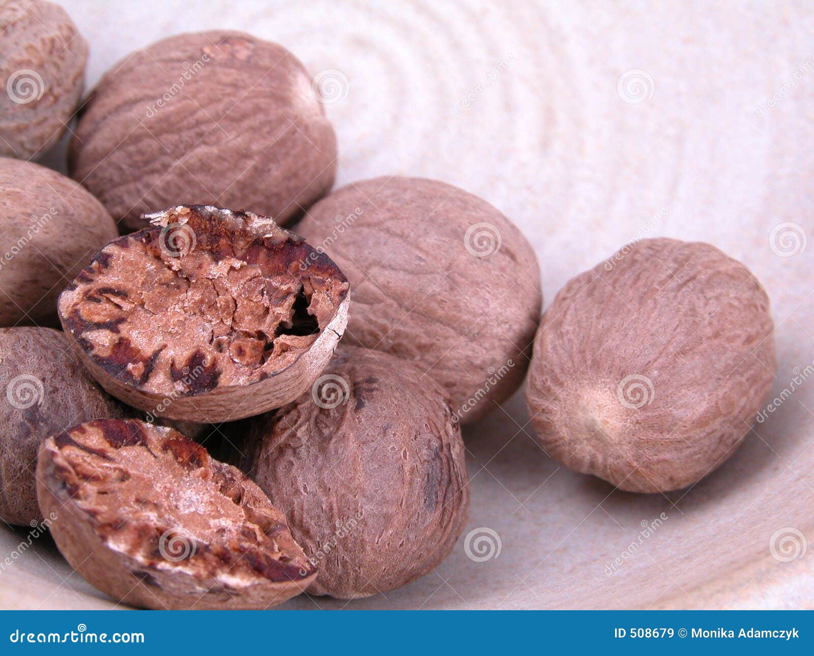 Schüssel aromatische Muskatnuts - Nahaufnahmen