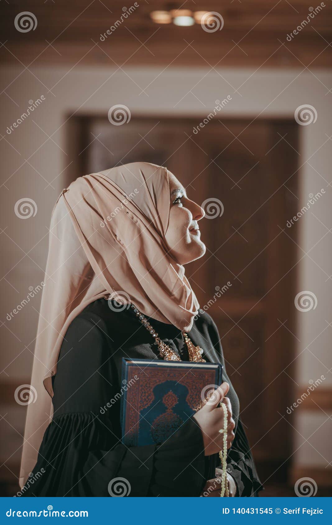 Woman Muslim Reading Quran Eid Mubarak Idul Fitri Background, Girl,  Lebaran, Malaysia Background Image And Wallpaper for Free Download