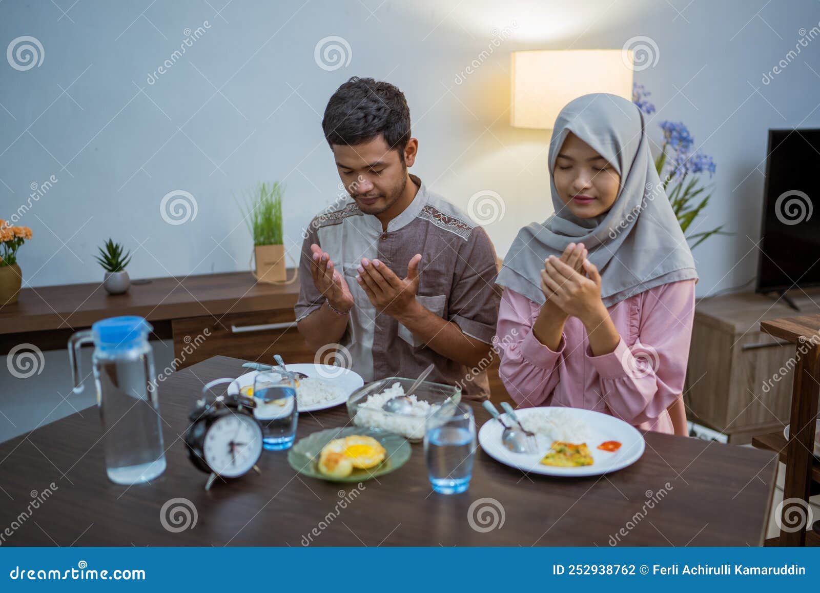 muslim couple having breakfast or sahur early morning