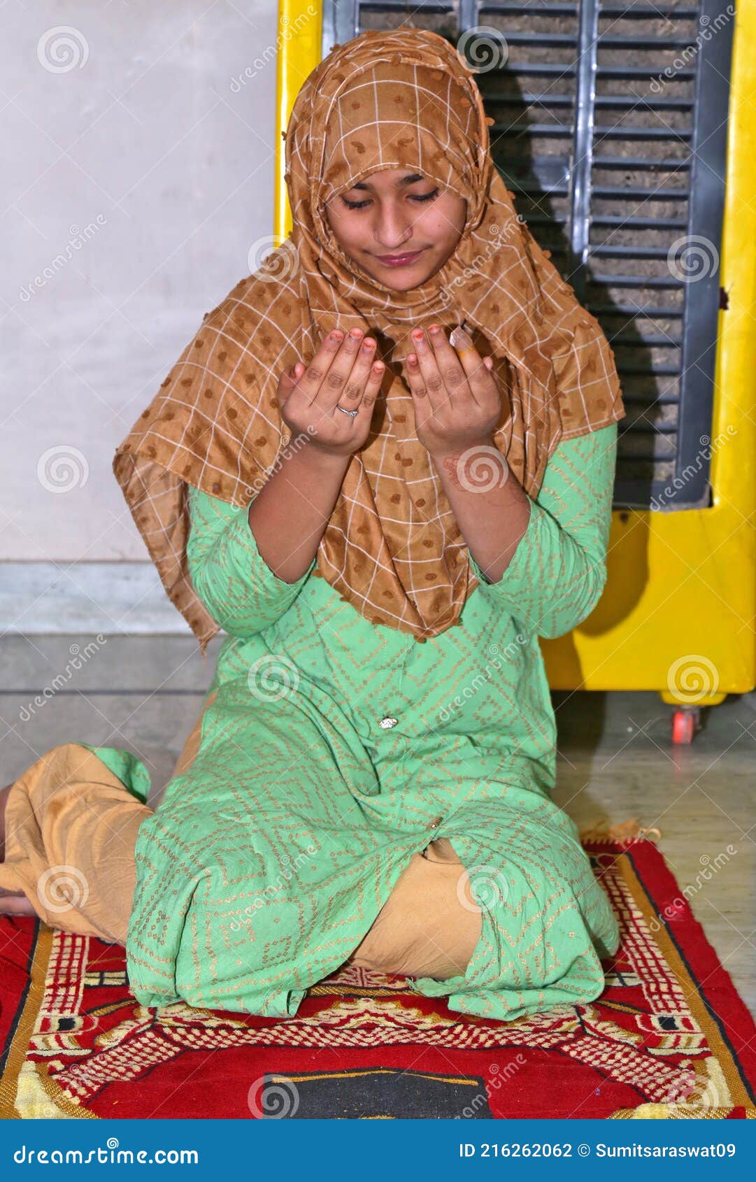 Malayalam Muslim Girl X Video - Muslim Girl Offers Nazam during Ramzan in Rajasthan, India Editorial  Photography - Image of focus, cultures: 216262062