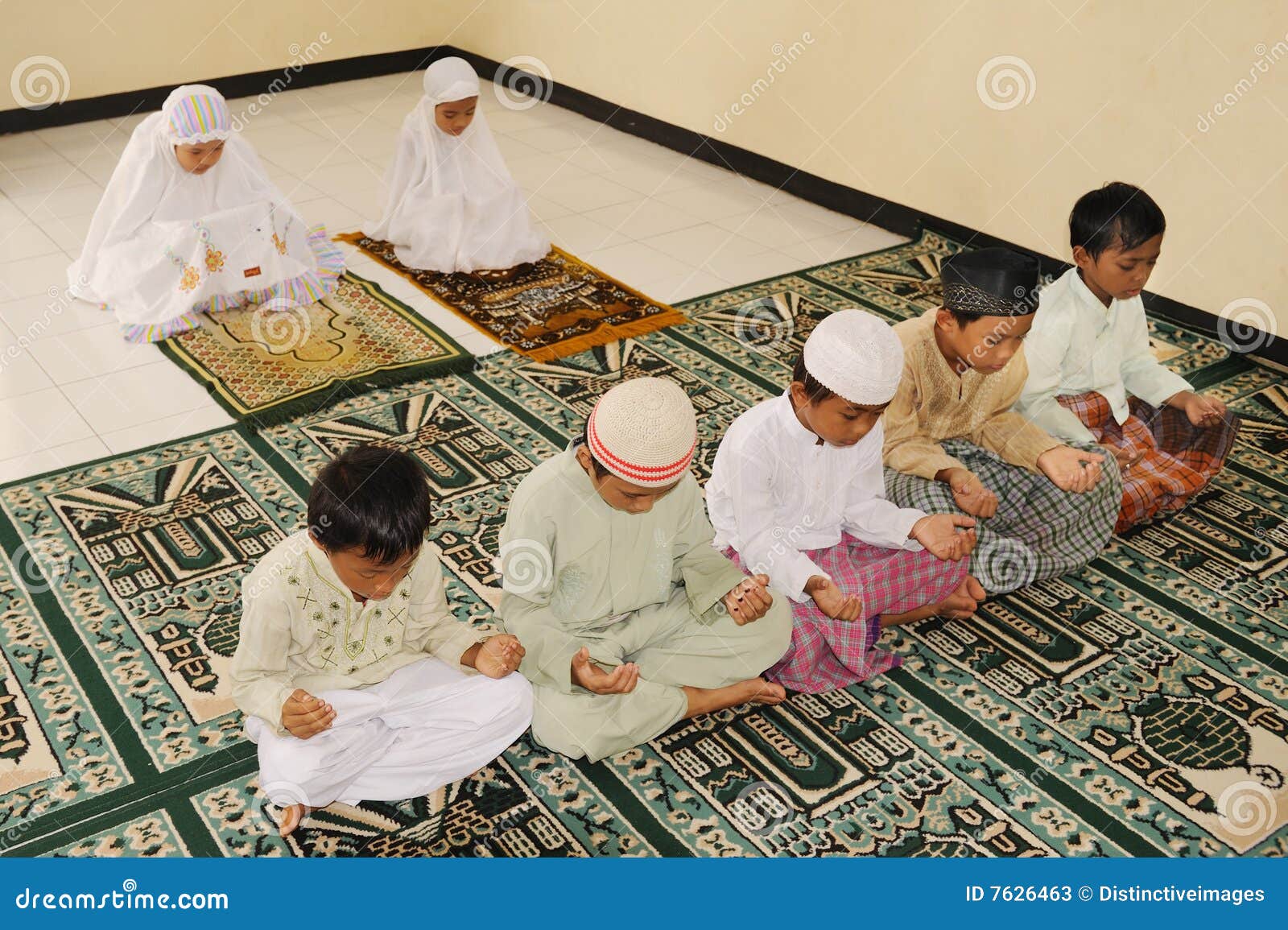 muslim kids praying