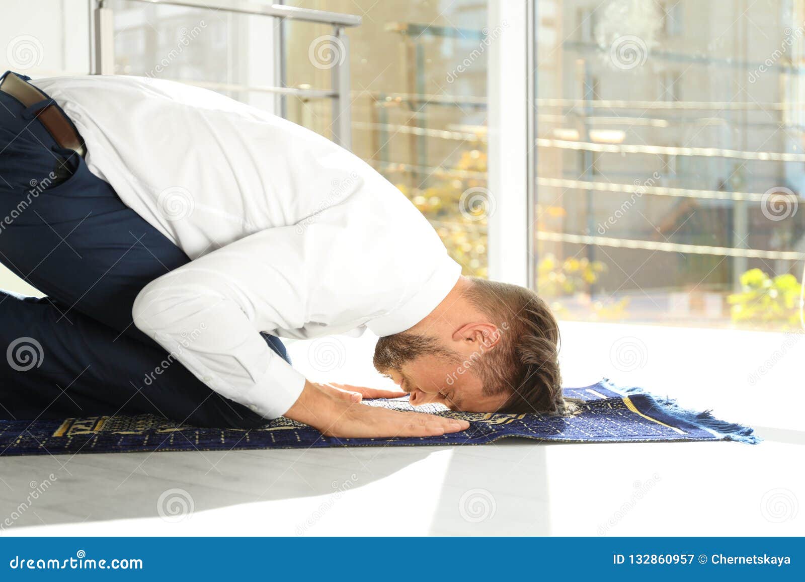 Muslim man in suit praying stock image. Image of allah - 132860957