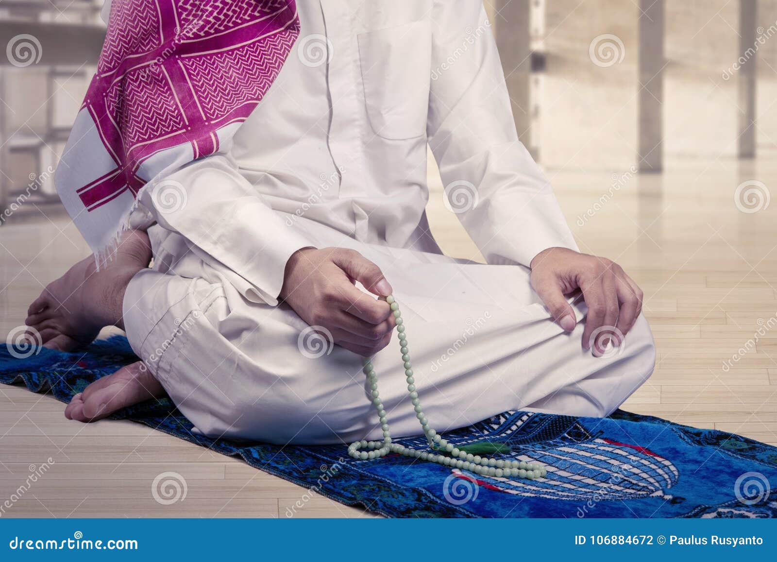 muslim man using beads to dhikr