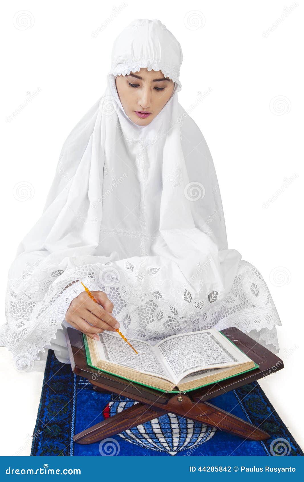 muslim woman reads kuran 1