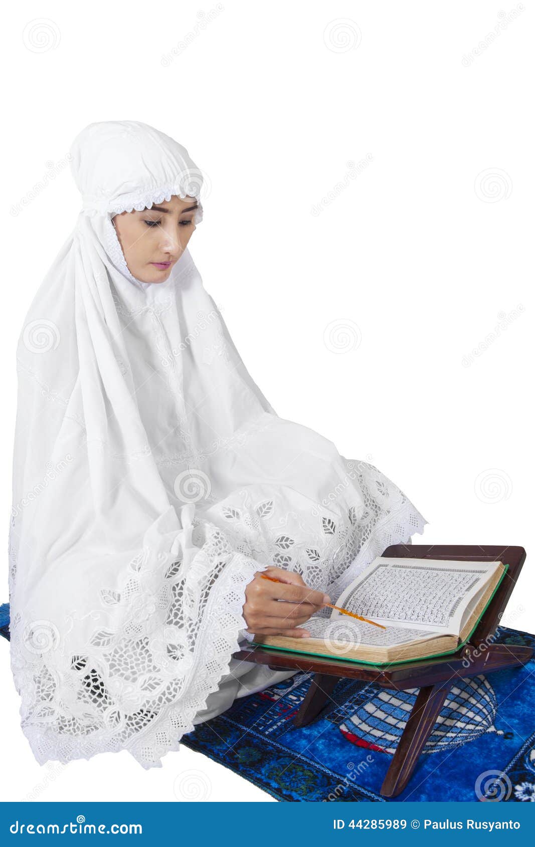 muslim woman reads kuran