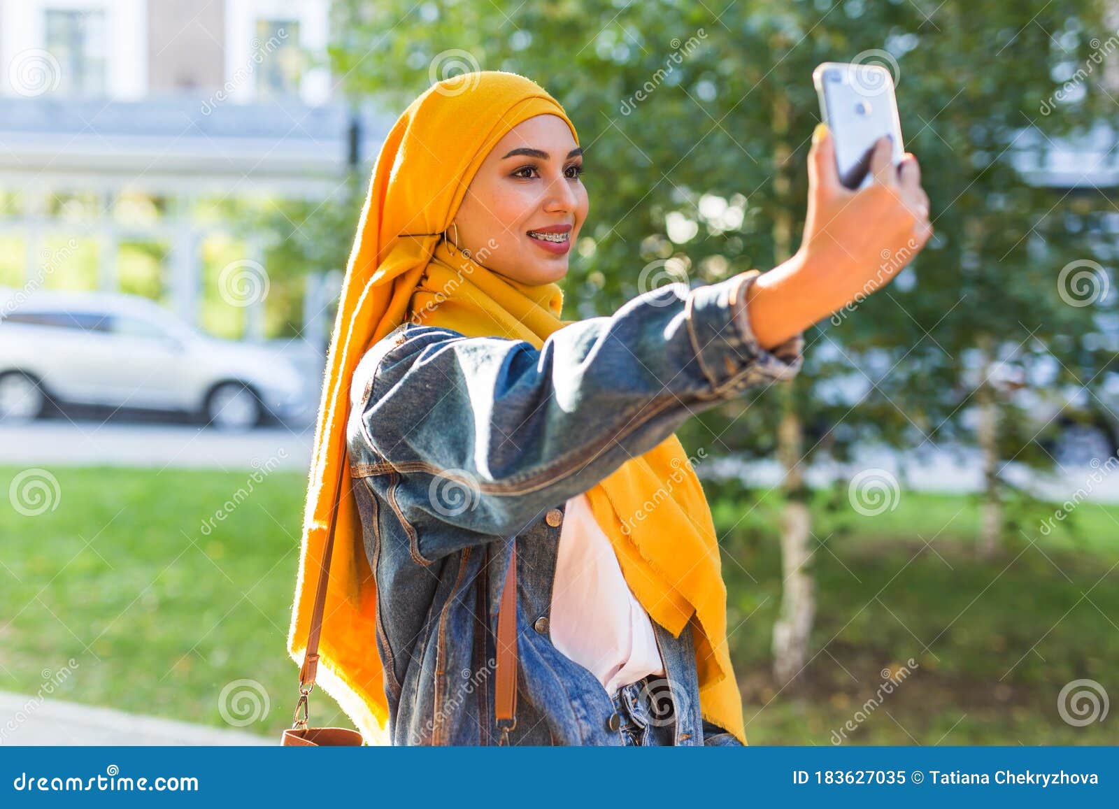 Muslimisches Mädchen Im Hijab Macht Ein Selfie Auf Der Telefonstellung Auf Dem Weg Der Stadt 