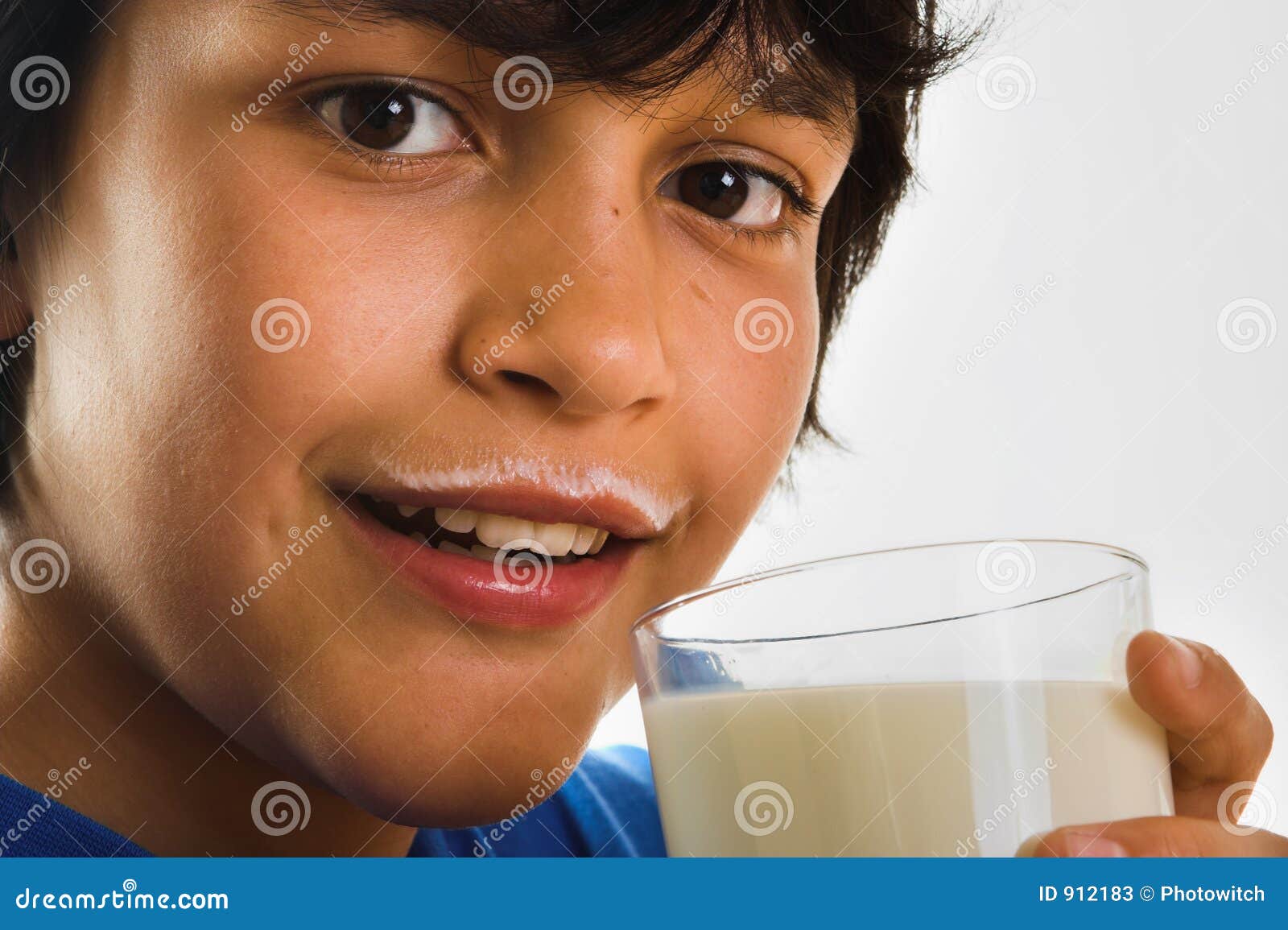 Молоко на губах не обсохло значение предложение. Молоко на губах. Молочный мальчик. Молоко на усах. Не молоко на губах.