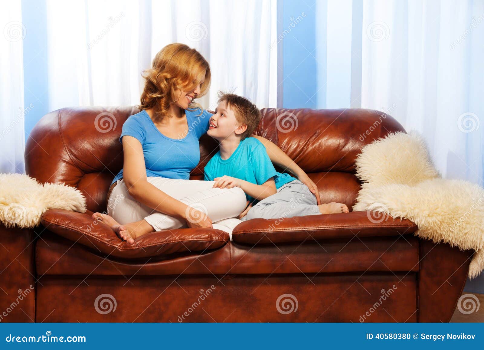 Мама друга на диване. Мама с ребенком на диване. Мама с ребенком сидит на диване. Фотосессия ребенка и мамы на диване.
