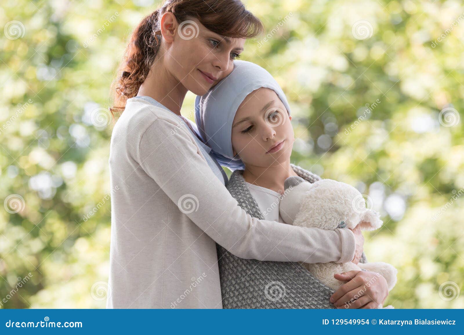 Mutter, Die Traurige Tochter Mit Krebs Umarmt Stockfoto Bild von