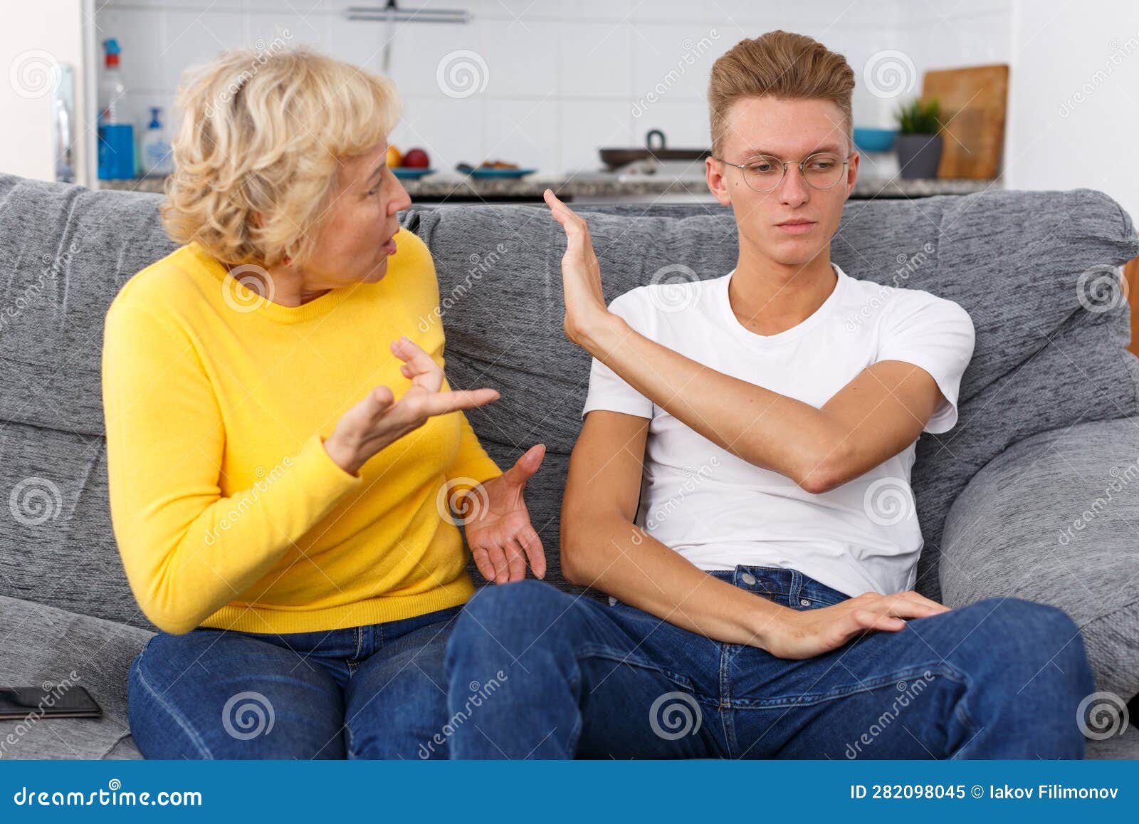 Mutter Hielt Ihren Traurigen, Erwachsenen Sohn Vor Stockbild Bild von