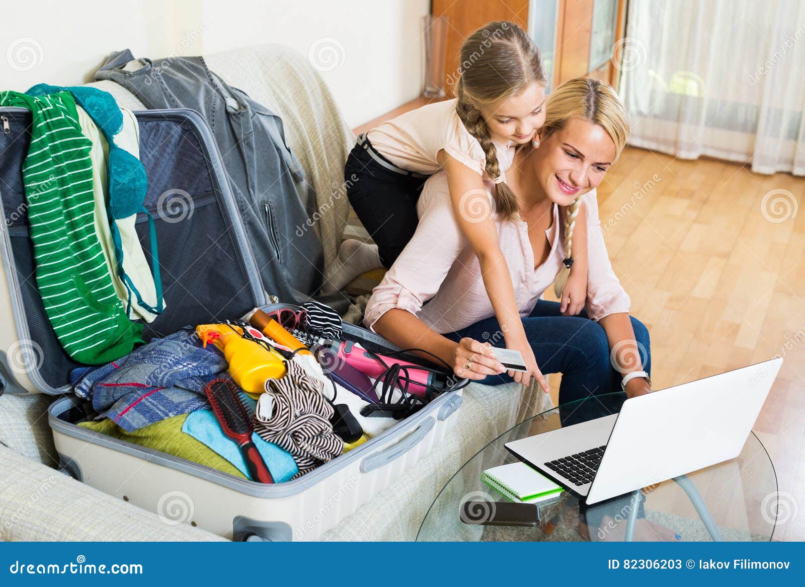 Мать всех вещей. Мама собирает чемодан. Мама с чемоданом и ребенком. Мама и дочка с чемоданами. Мама и ребенок собирают чемодан.